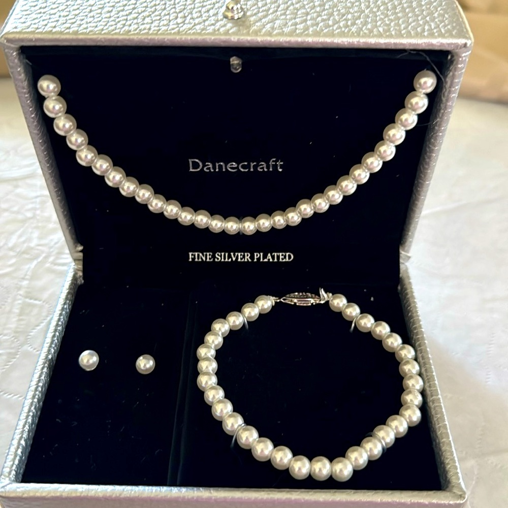 Women’s/Girls 3 PC Pearls studs earrings necklace and bracelet Set.Light up box